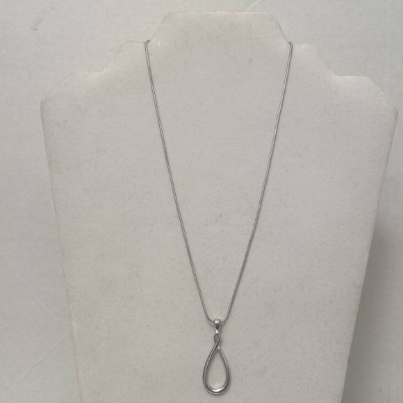 Lia Sophia silver overlay women infinity pendant minimalist necklace. Used. - Picture 5 of 8